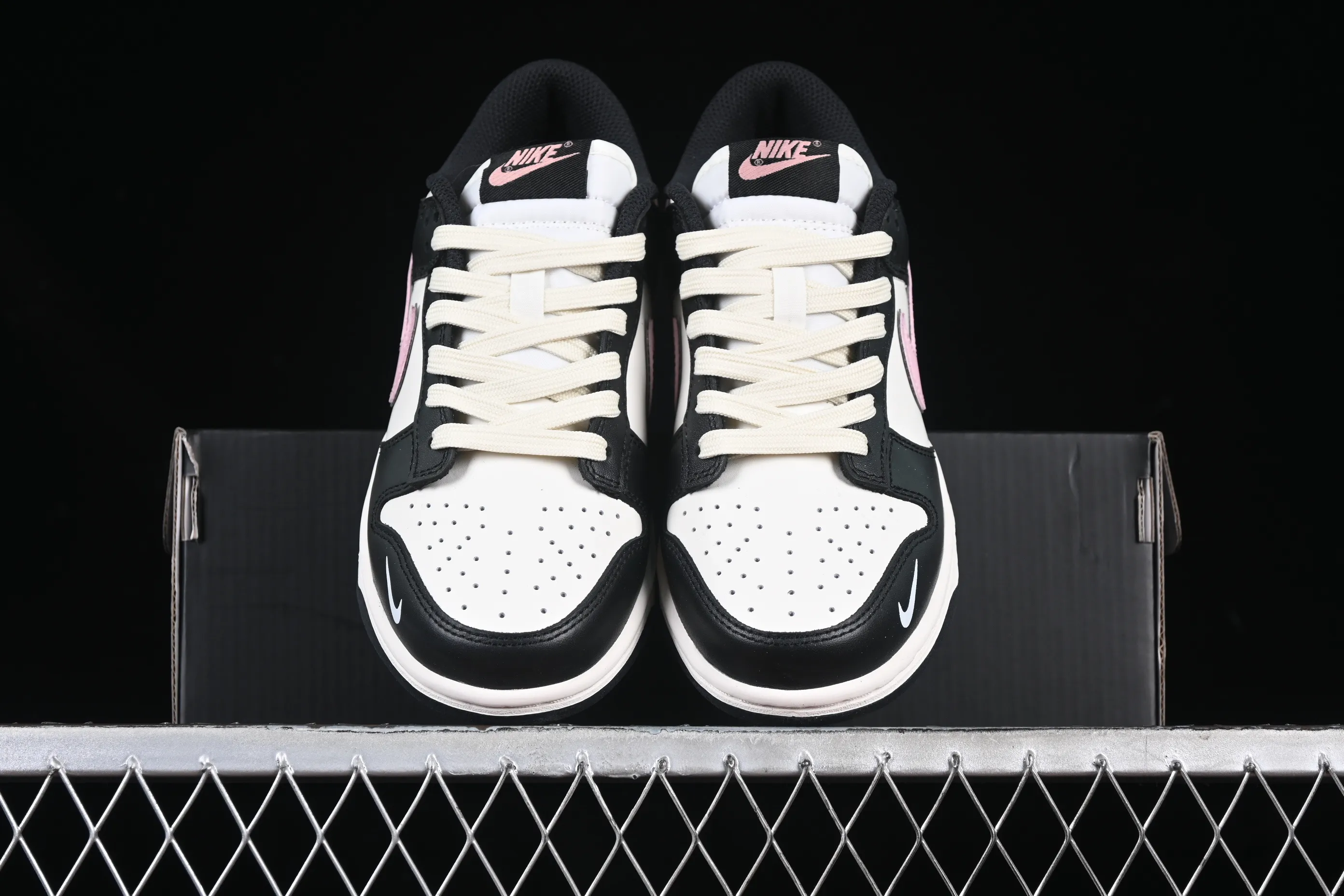 All categories Nk SB Dunk series Nk SB Dunk Low low-top sneakers Nk SB Dunk Low bow tie black and white pink low-top casual sneakers BP1220-009